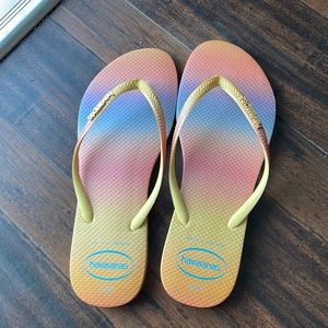 Havaianas gold brand new flip flops!
